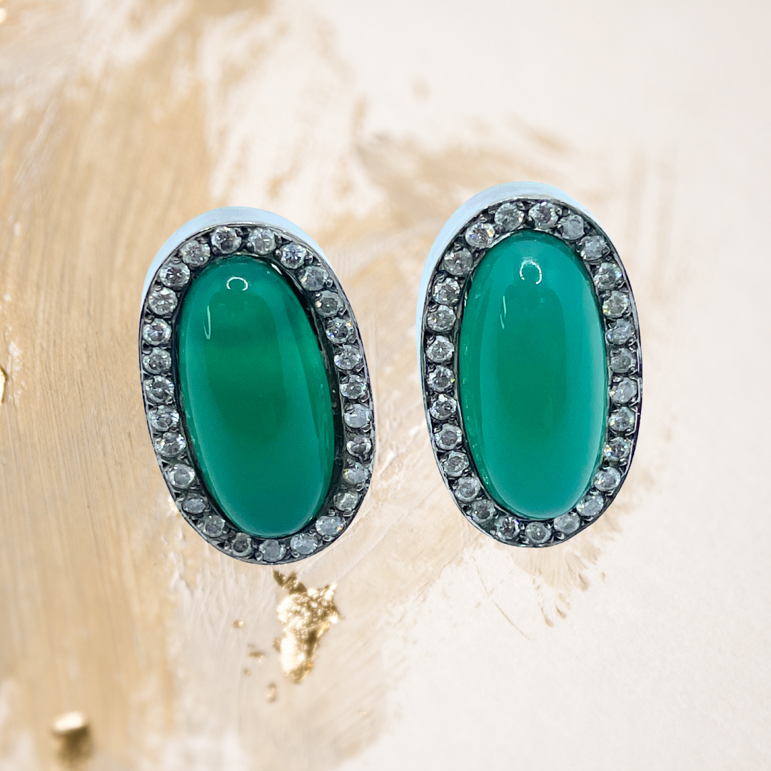 Os brincos de crisoprásio oval revelam a beleza vibrante de uma pedra marcada por frescor, serenidade e elegância natural.