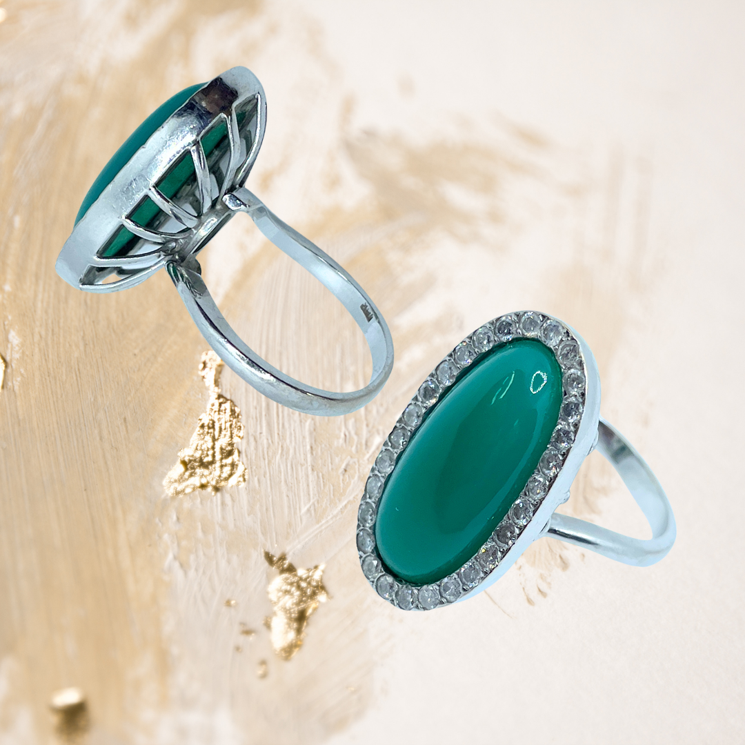 O anel de crisoprázio oval revela a beleza vibrante de uma pedra que evoca natureza, serenidade e renovação.