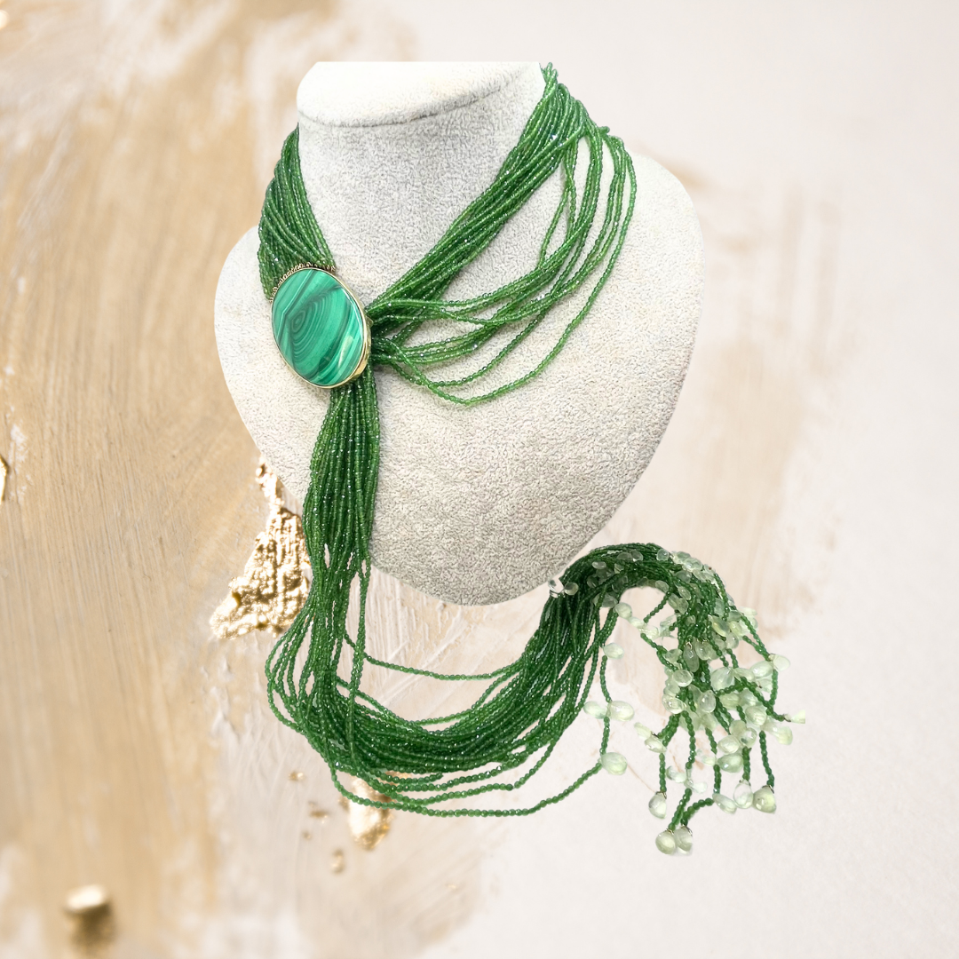  O max colar de jade revela uma beleza serena e atemporal.
