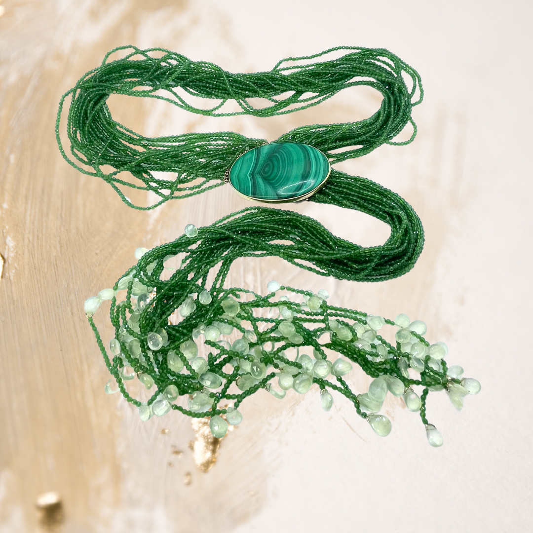  O max colar de jade revela uma beleza serena e atemporal.