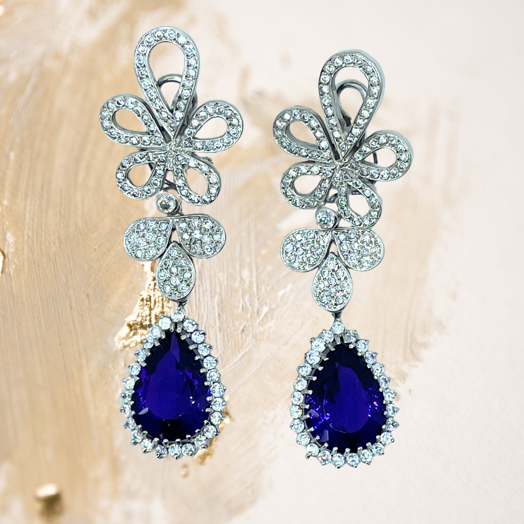 Brinco prata 950 com banho de ródio, safiras e gotas de ametista.