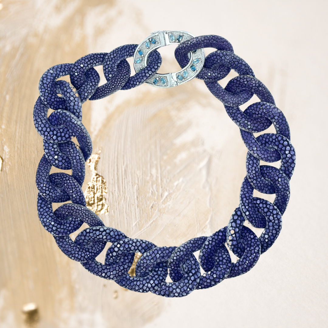 Choker galuchat com corrente em prata 950 e topázios sky blue