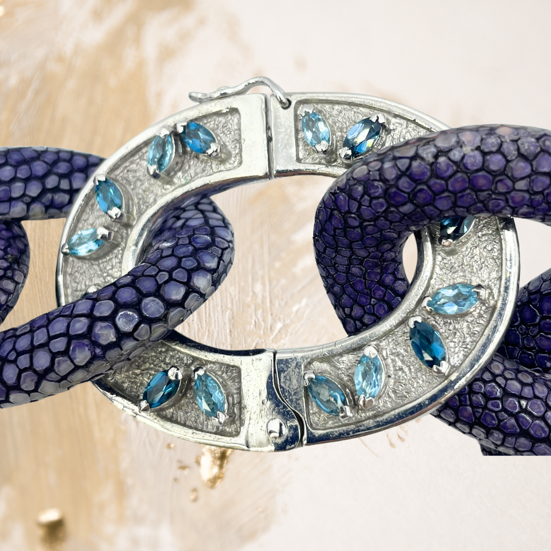 Choker galuchat com corrente em prata 950 e topázios sky blue