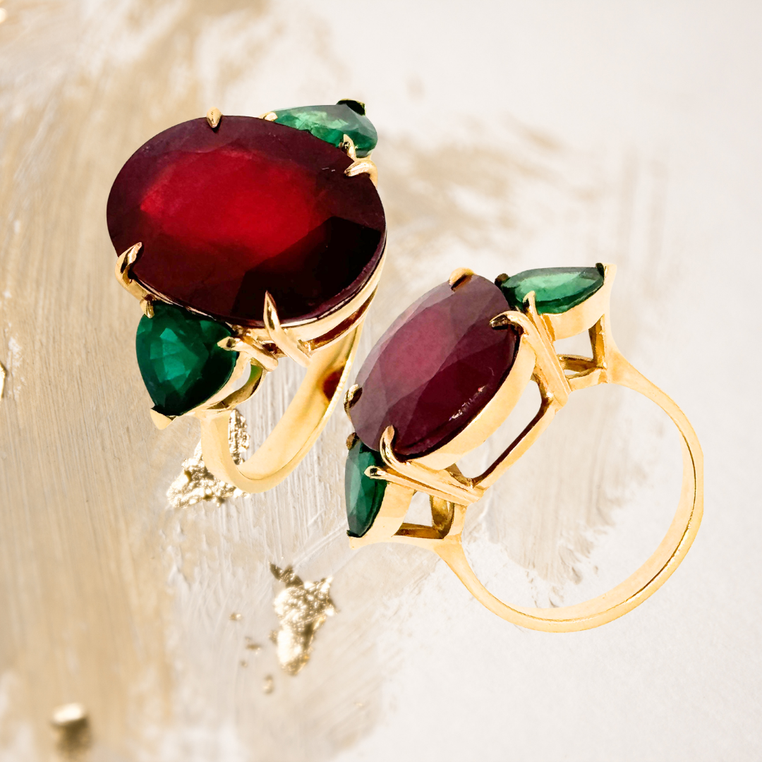  Anel  rubi, esmeralda e ouro 18k