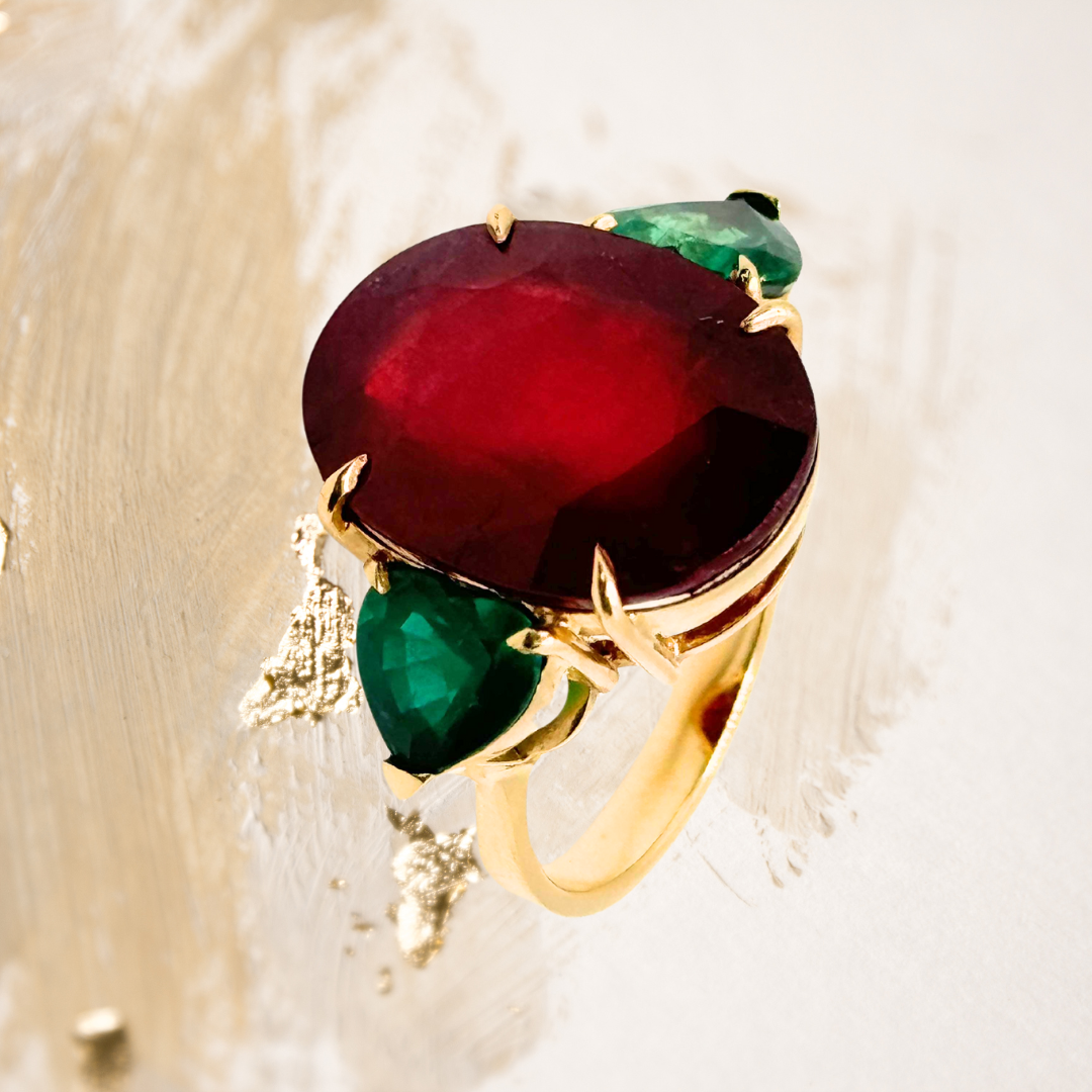  Anel  rubi, esmeralda e ouro 18k