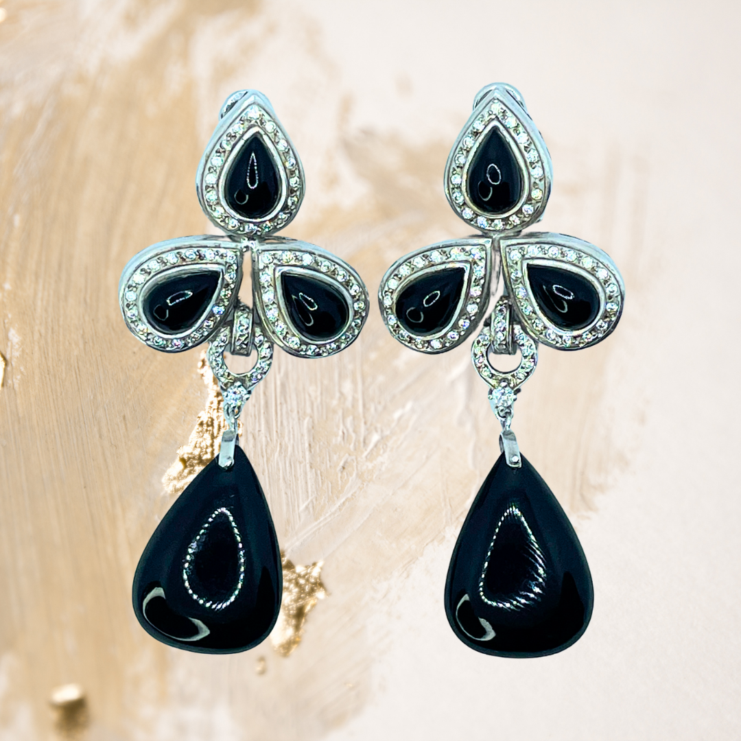 Brinco  prata 950 com banho de ródio, ônix e safiras brancas