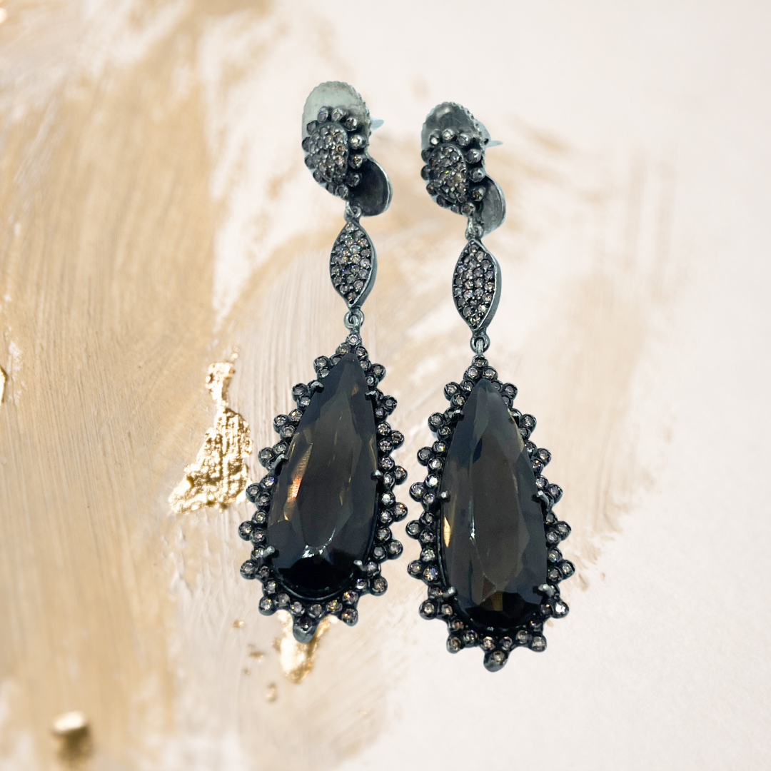Brinco prata 950 com banho de ródio negro, topázio fumê e diamantes