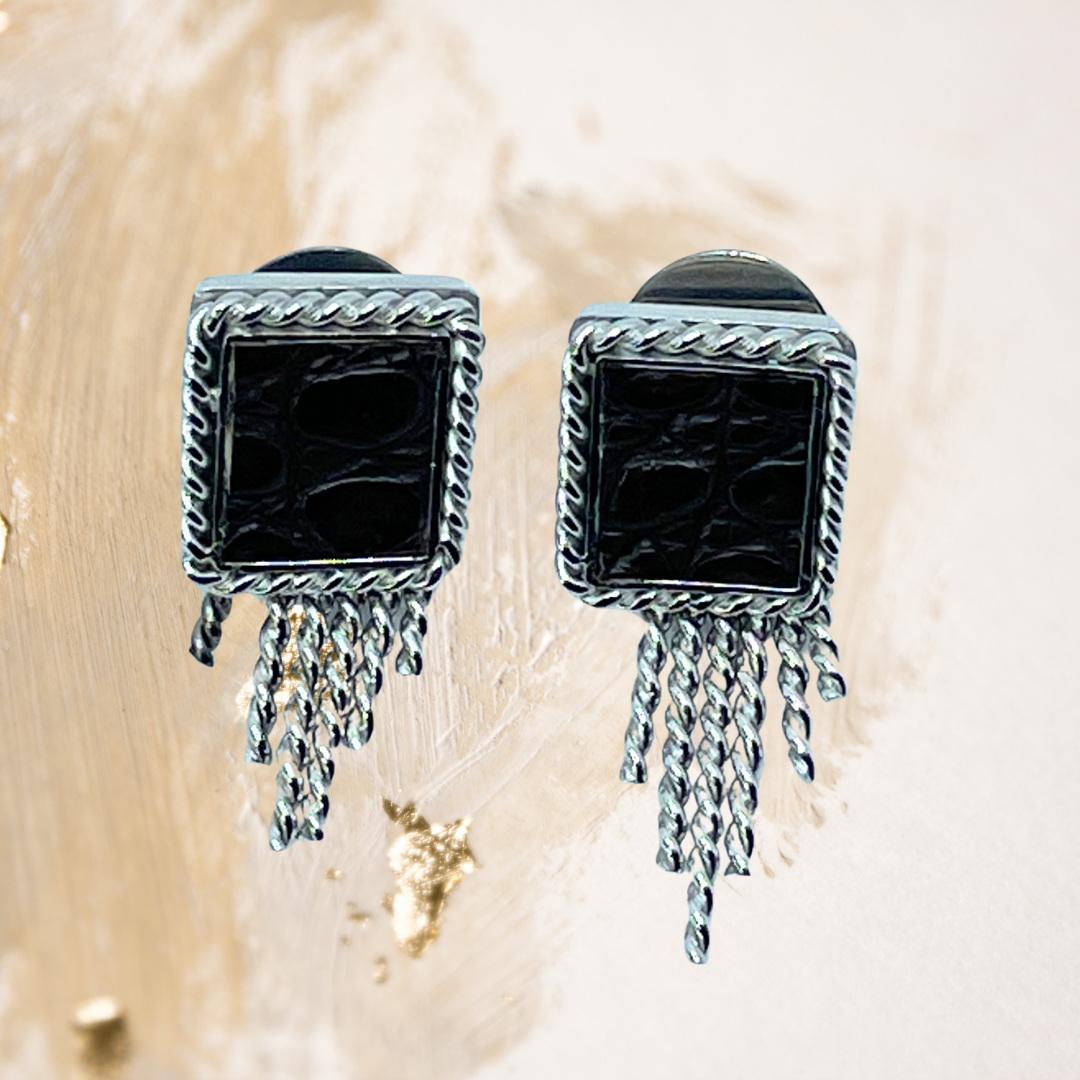 Brinco  couro de jacaré com detalhes em prata 950