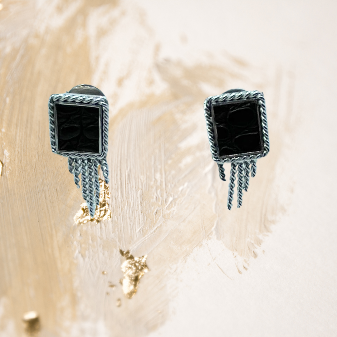 Brinco  couro de jacaré com detalhes em prata 950