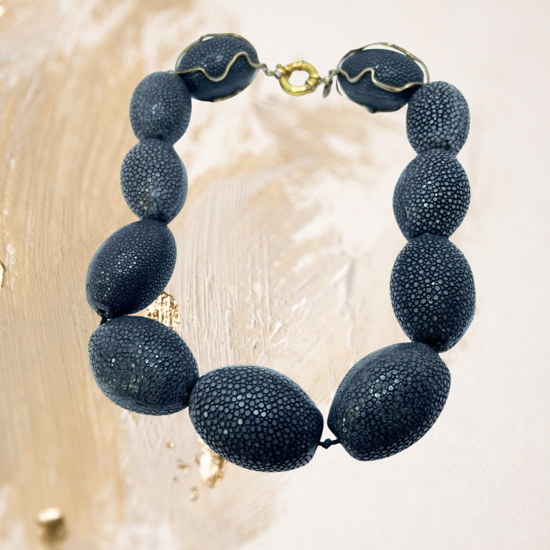 Colar com Ouro Amarelo e Galuchat