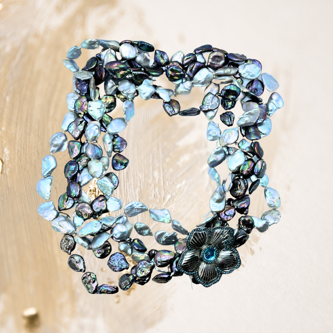Colar pérolas barrocas em cinco voltas com pingente flor e borboleta cravejado em topázio azul