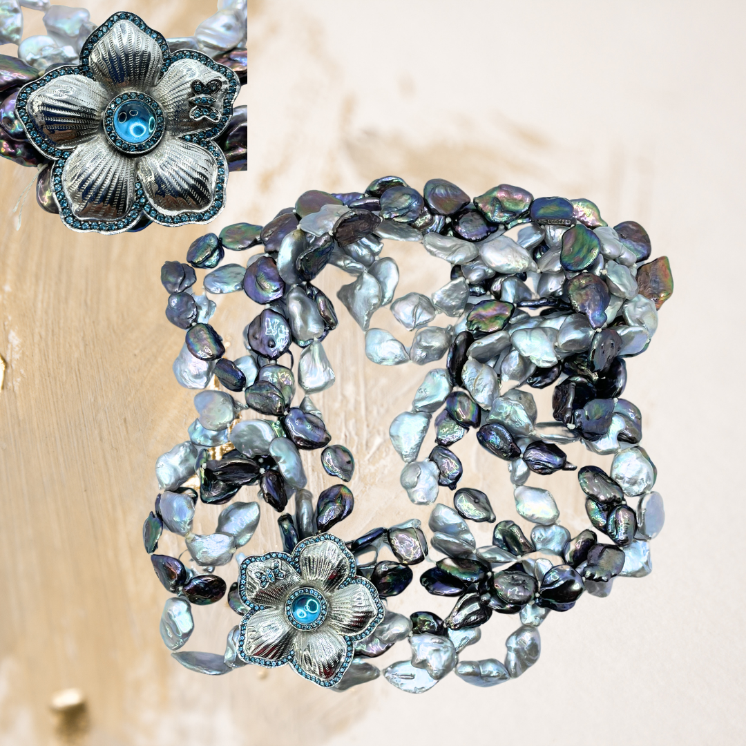 Colar pérolas barrocas em cinco voltas com pingente flor e borboleta cravejado em topázio azul