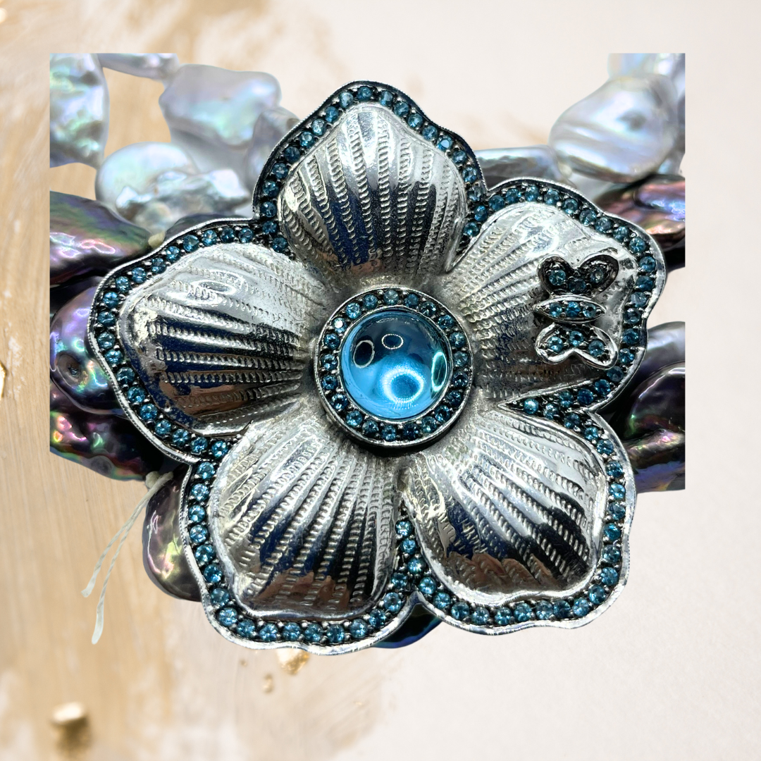 Colar pérolas barrocas em cinco voltas com pingente flor e borboleta cravejado em topázio azul