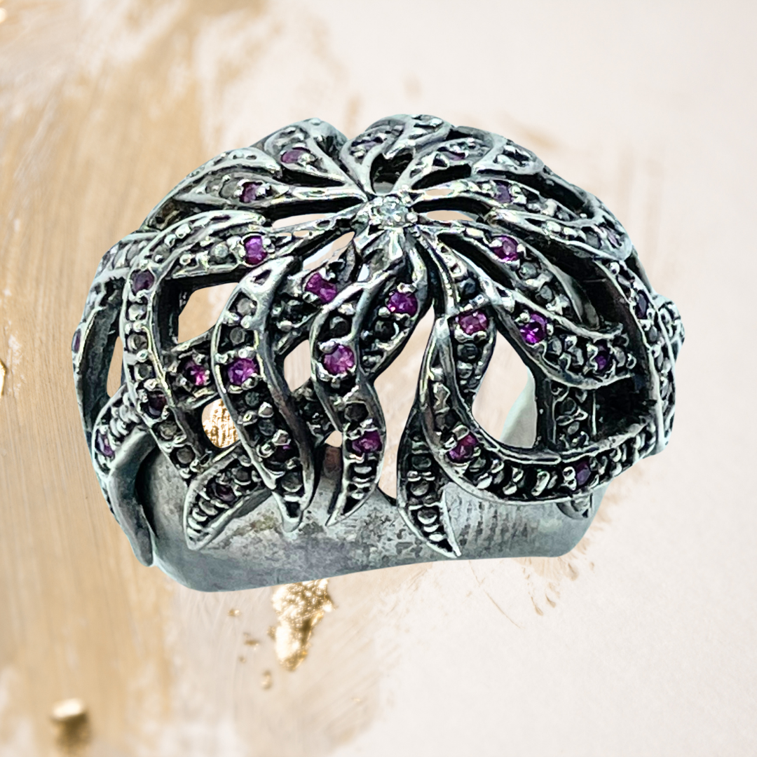 Anel Rendado prata 950 com banho de ródio negro e rubi