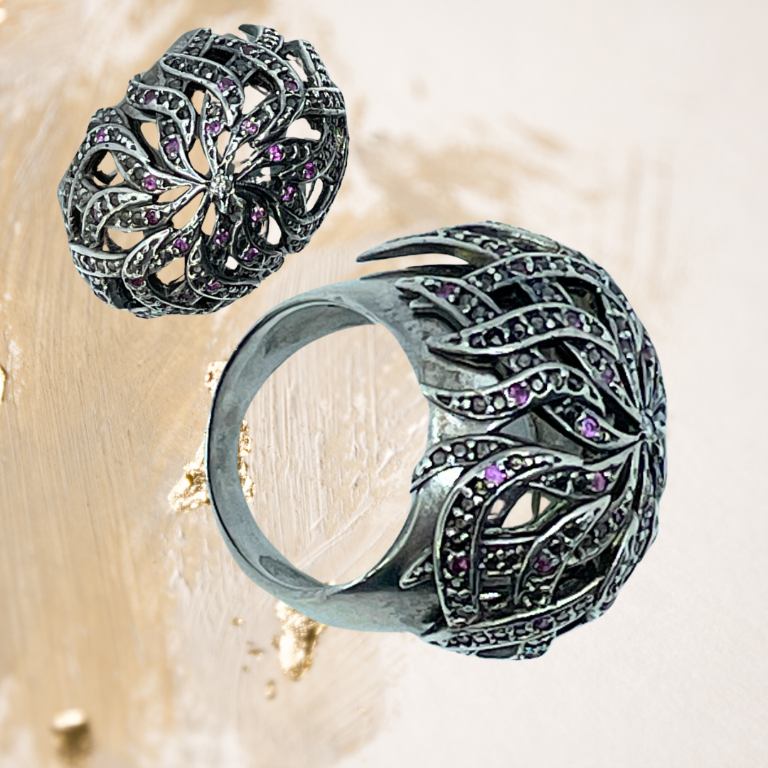 Anel Rendado prata 950 com banho de ródio negro e rubi