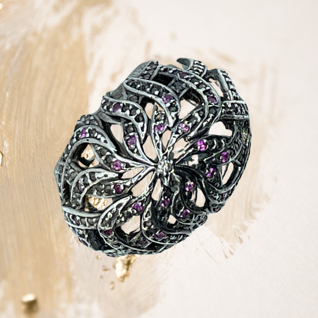 Anel Rendado prata 950 com banho de ródio negro e rubi