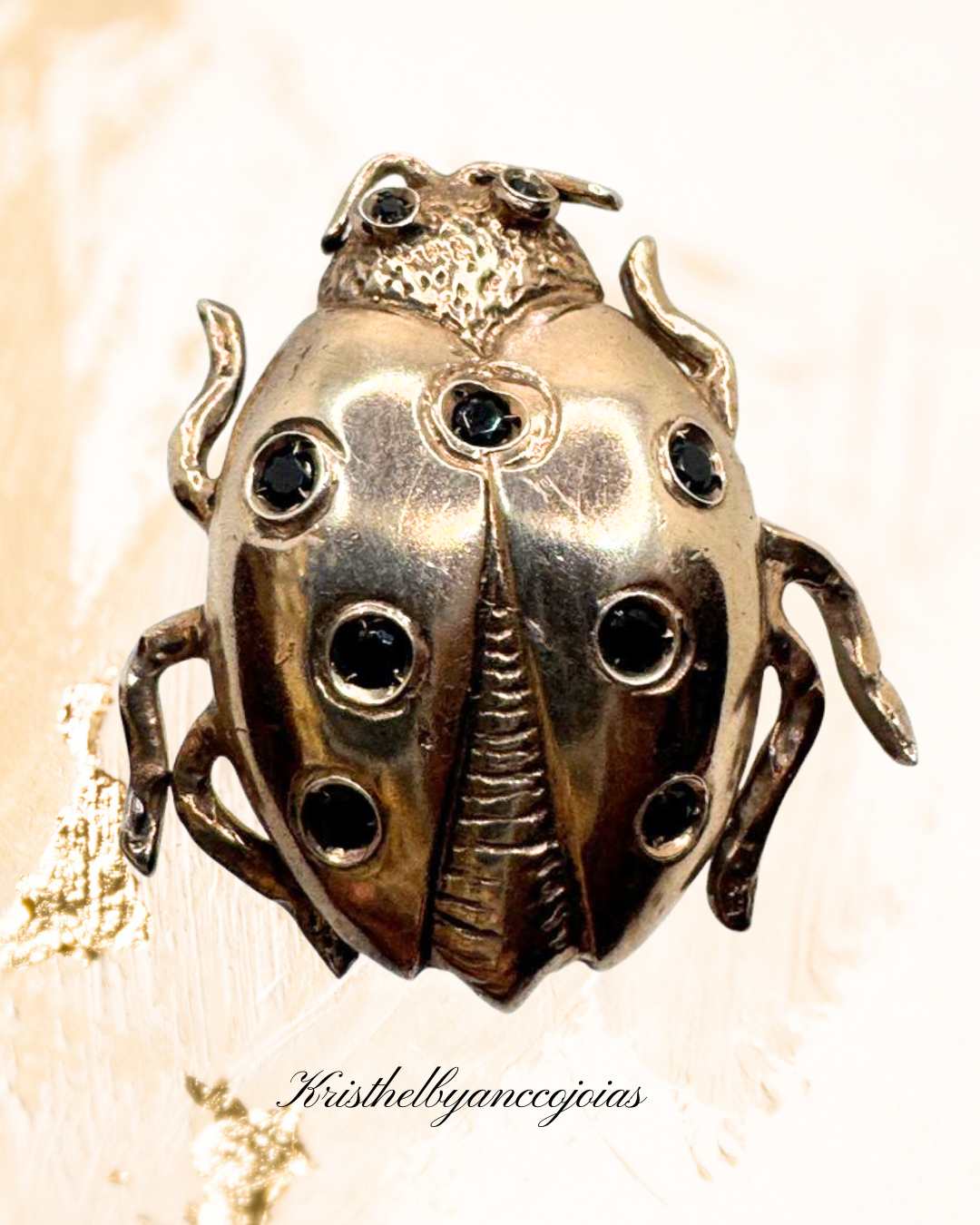 Um anel em prata 950 com banho de ouro rosê, este anel traz uma escultura exclusiva de joaninha, símbolo de sorte, leveza e proteção.