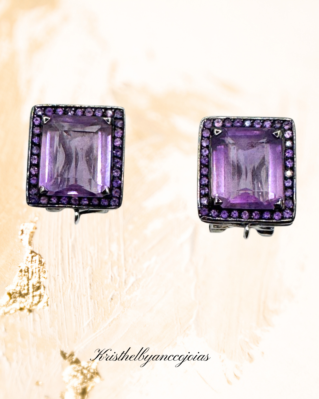 Este par de brincos em prata 950 com banho de ródio negro revela o brilho místico da ametista.