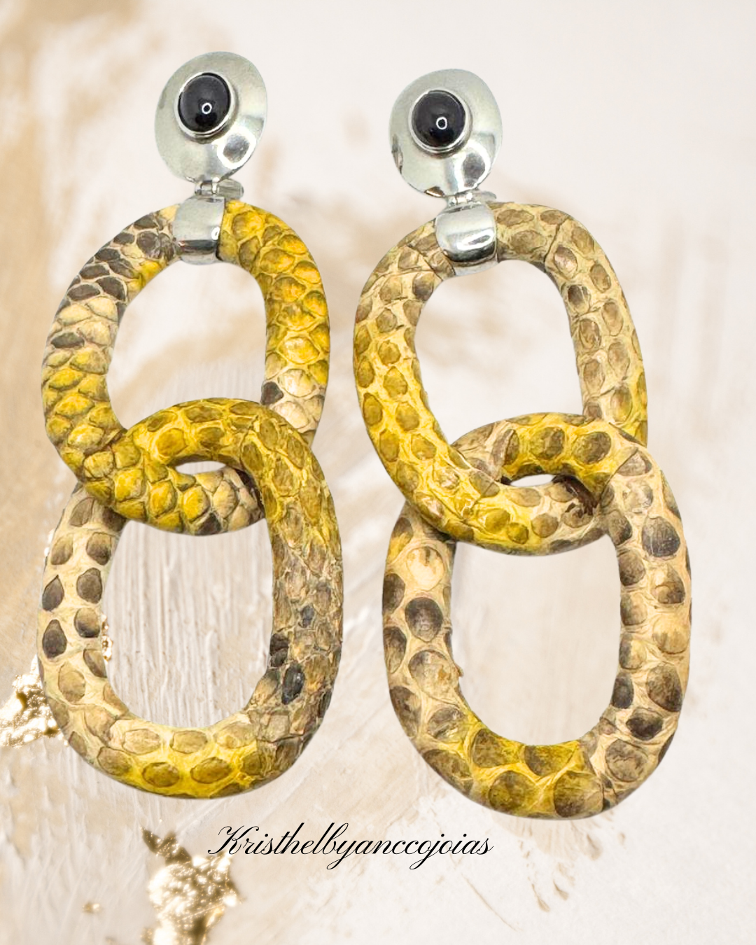 Argolas em prata 950 com ônix e textura luxuosa do couro de píton.