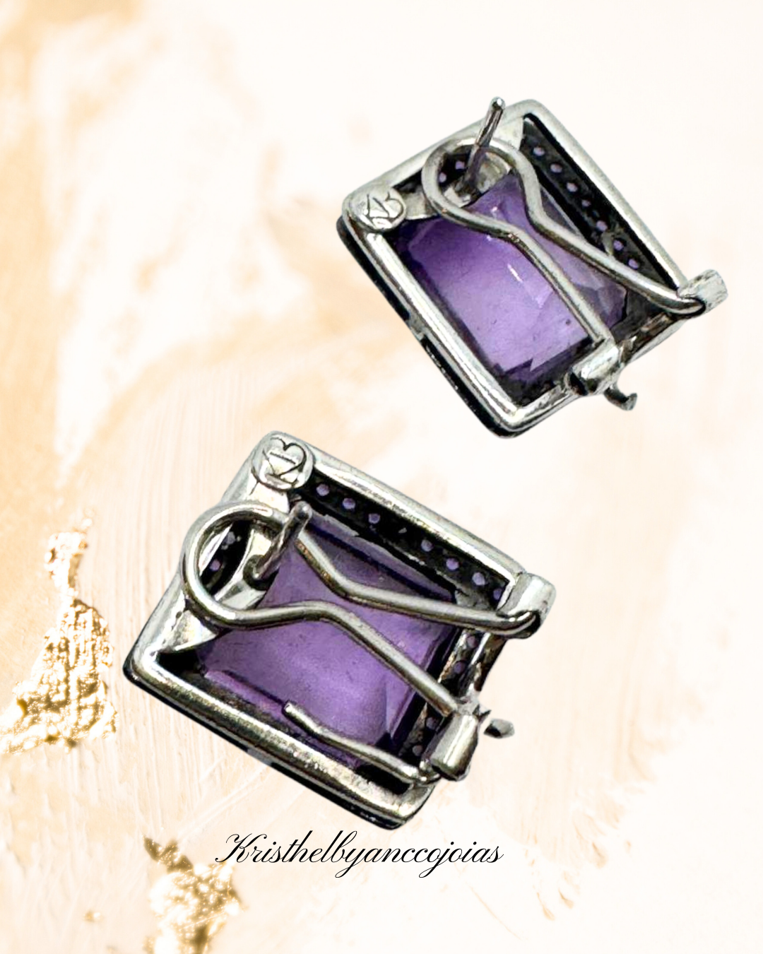 Este par de brincos em prata 950 com banho de ródio negro revela o brilho místico da ametista.