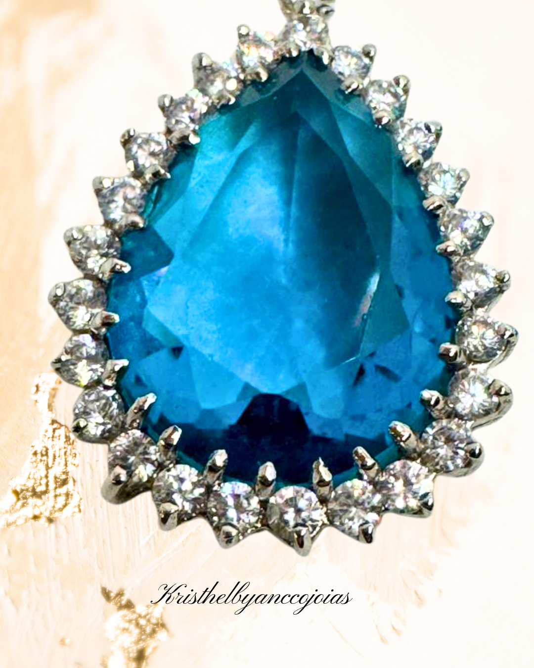 Brincos Gota  O Brilho do Topázio Azul e Zircônia