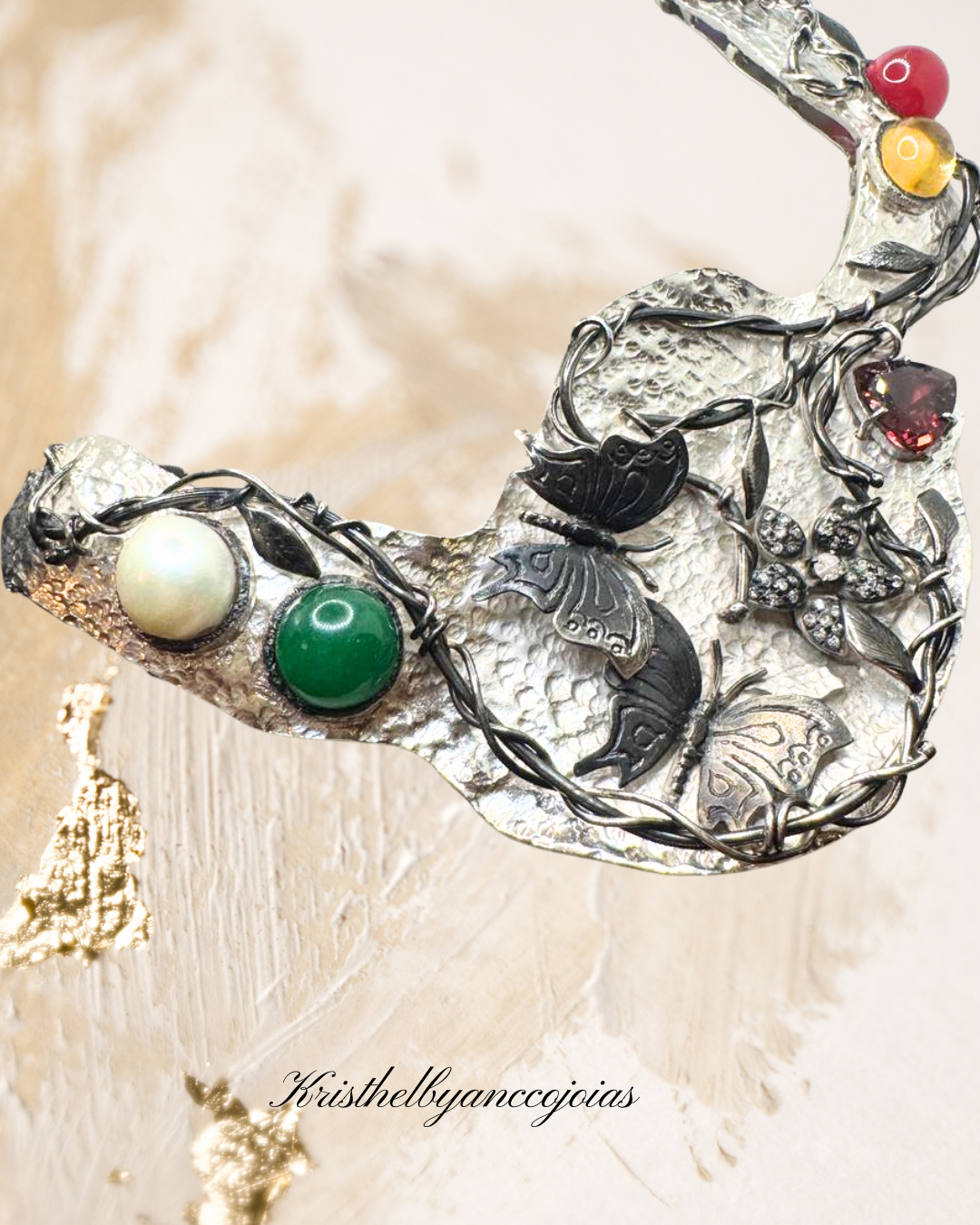 Max colar com o  brilho da prata 950 com banho de ródio se torna a moldura perfeita.