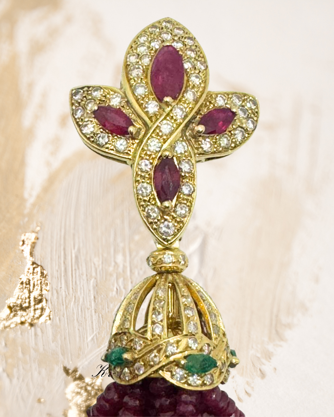   Um brinco que transcende o conceito de joia, luxo que dança com a luz