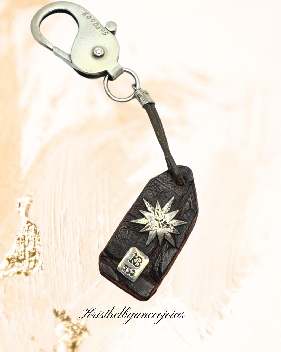 Este chaveiro em prata 950, com couro legítimo de jacaré.