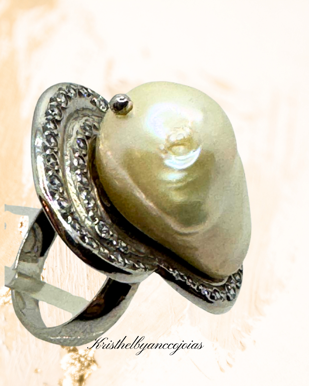 Anel Pérola barroca esculpido em prata 950 delicadeza que se transforma em luxo.