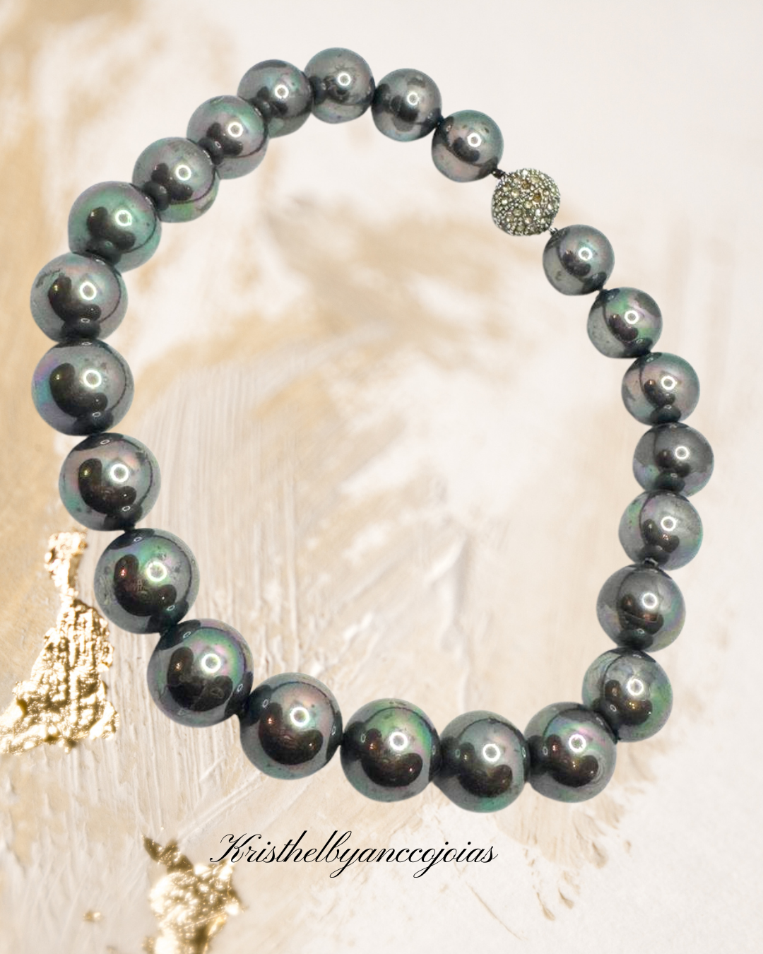 Colar com o  brilho profundo da pérola negra salt-sea ganha protagonismo neste colar de elegância rara, finalizado com um fecho em prata 950 cravejado de diamantes.