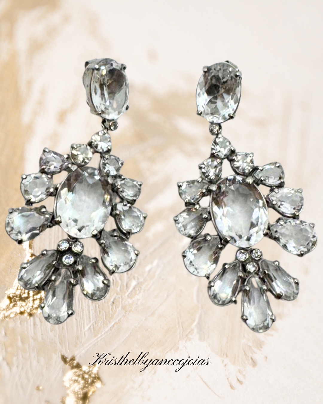 Brincos em prata 950 com banho de ródio e cristais lapidados