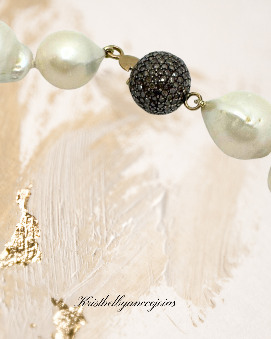 Pérolas barrocas com esfera de diamantes, ouro e ródio negro