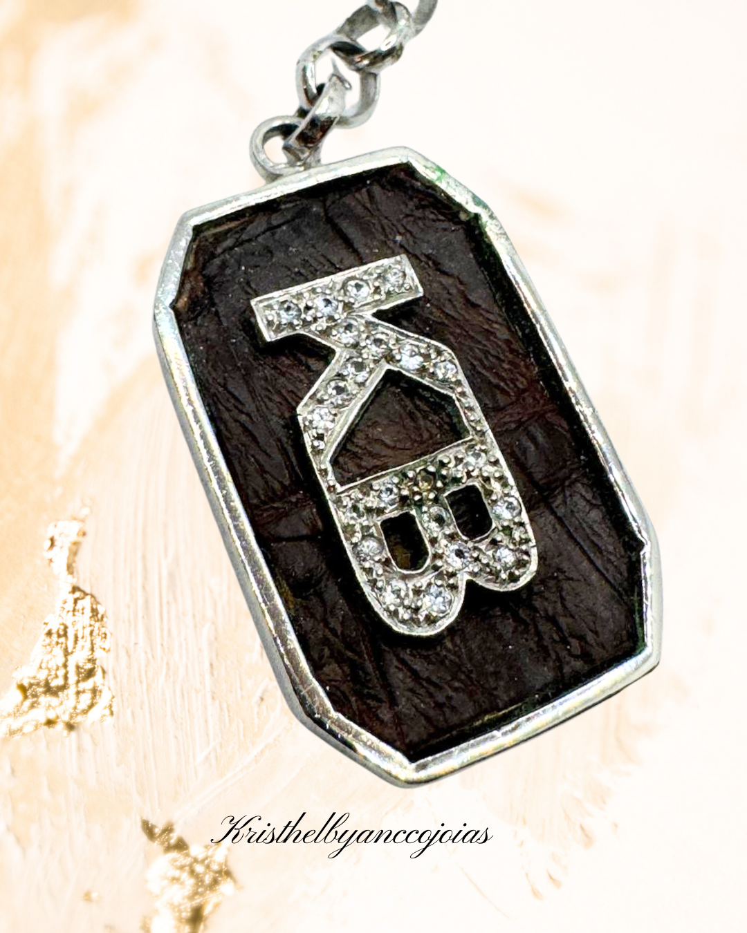 Este chaveiro em prata 950, com couro legítimo de jacaré.