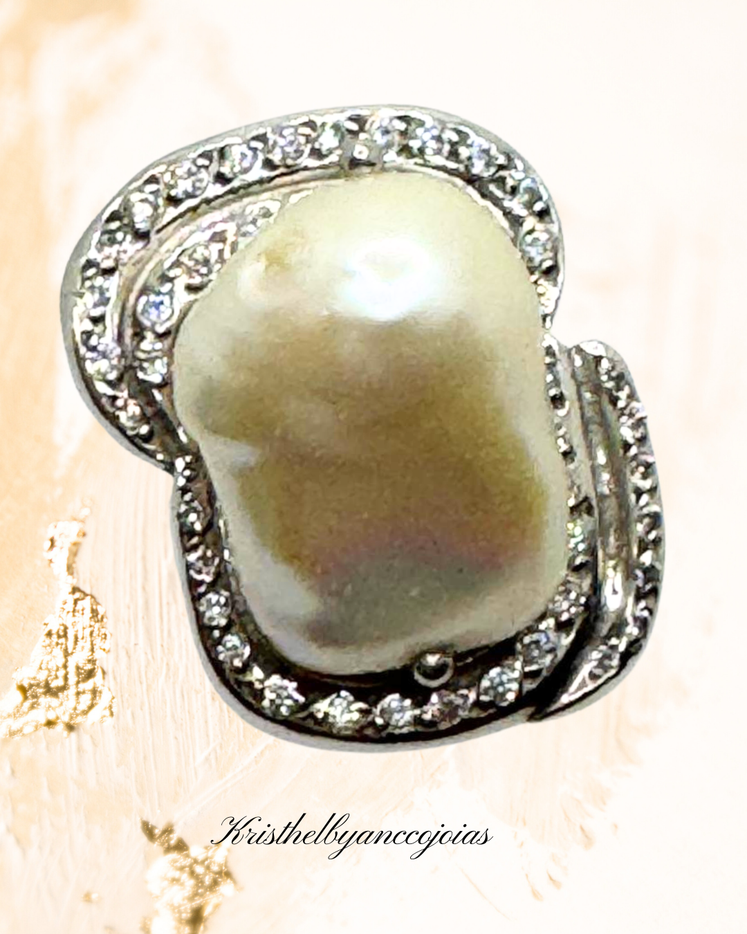 Anel Pérola barroca esculpido em prata 950 delicadeza que se transforma em luxo.