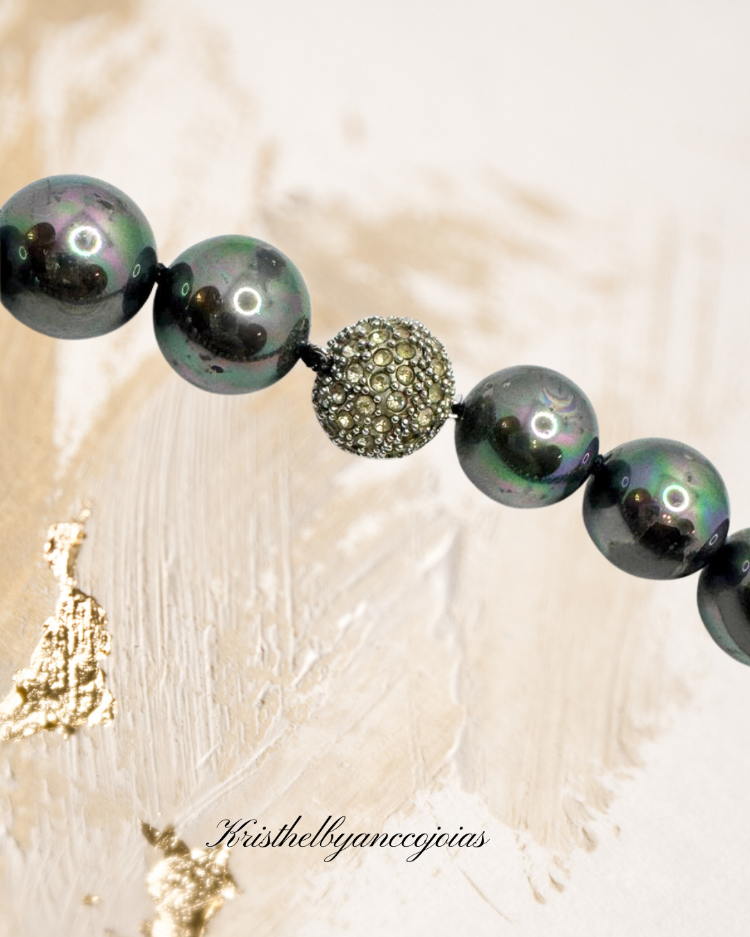 Colar com o  brilho profundo da pérola negra salt-sea ganha protagonismo neste colar de elegância rara, finalizado com um fecho em prata 950 cravejado de diamantes.