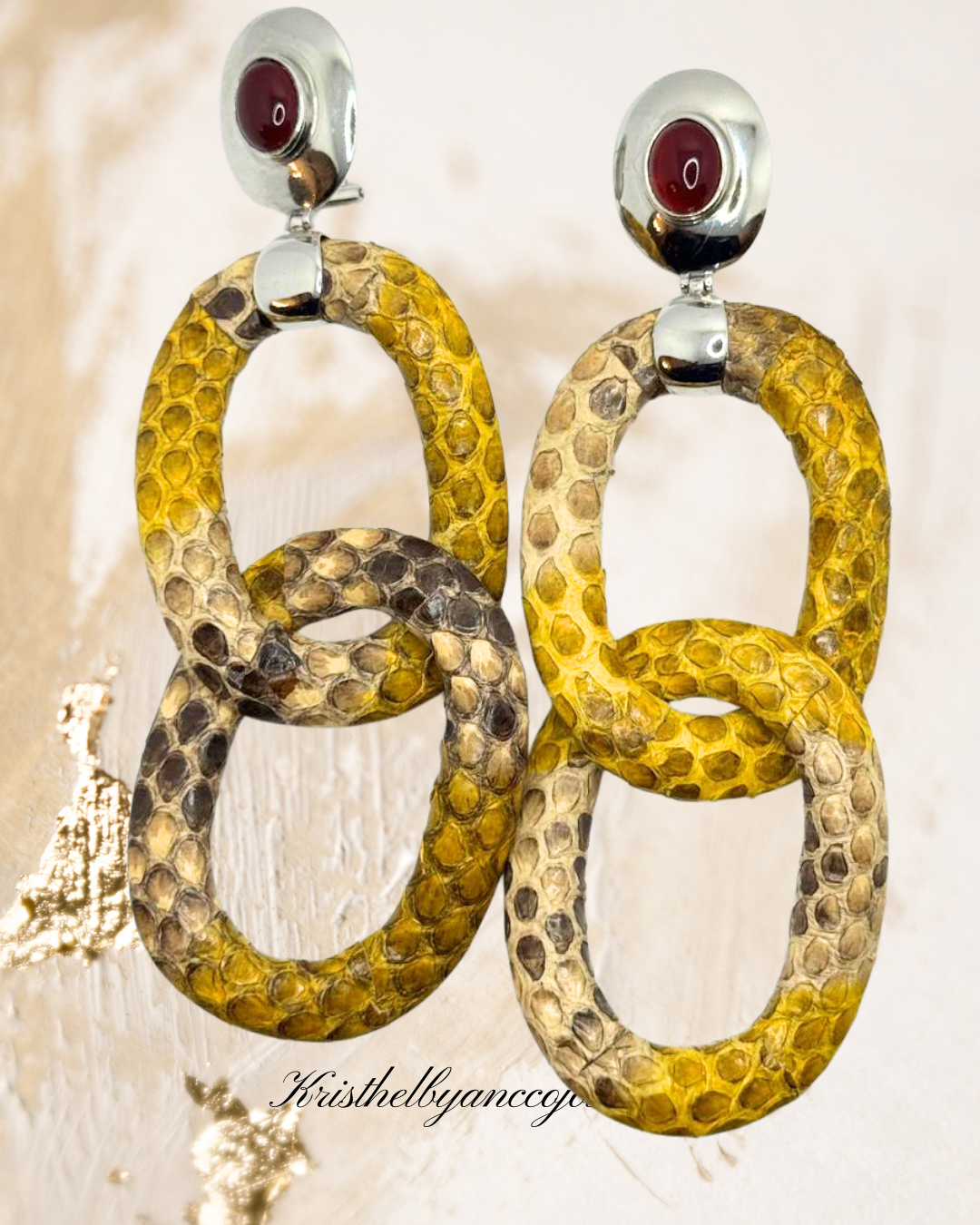 Em prata 950, estes brincos ganham força e textura com o luxuoso couro de píton.