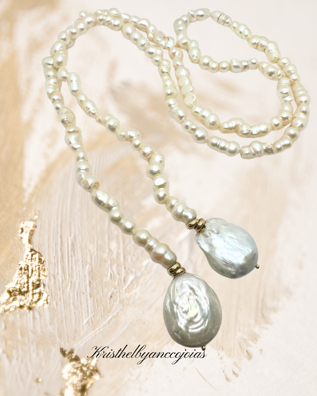 Colar com a beleza orgânica da pérola barroca ganha ainda mais destaque neste colar.