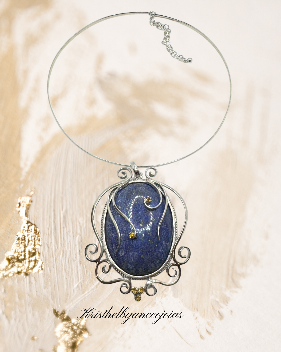 Gargantilha arte esculpida em azul profundo com o clássico camafeu