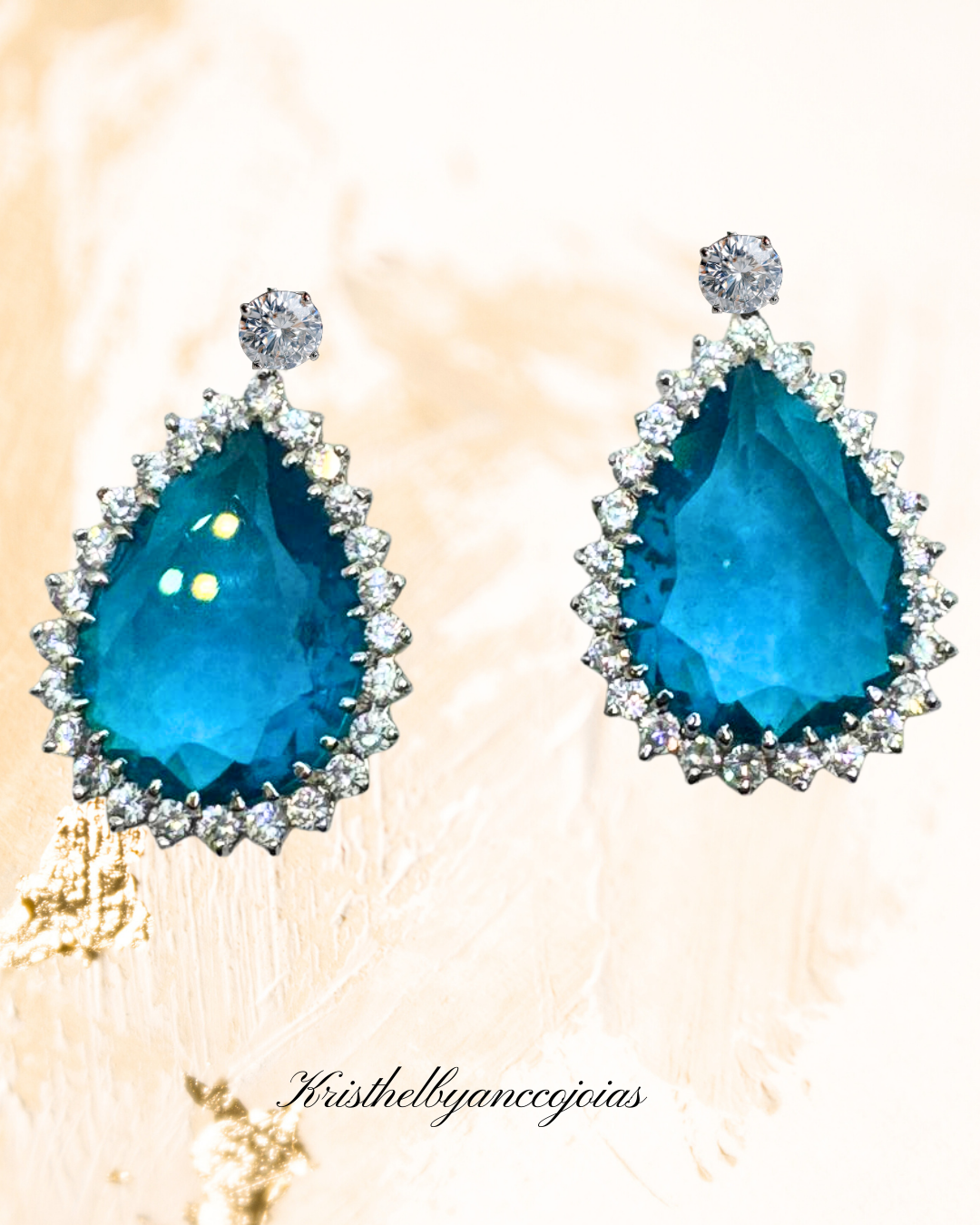 Brincos Gota  O Brilho do Topázio Azul e Zircônia
