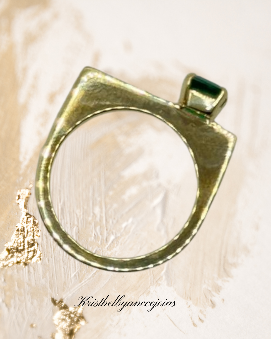 Anel  de esmeralda em formas que revelam arte