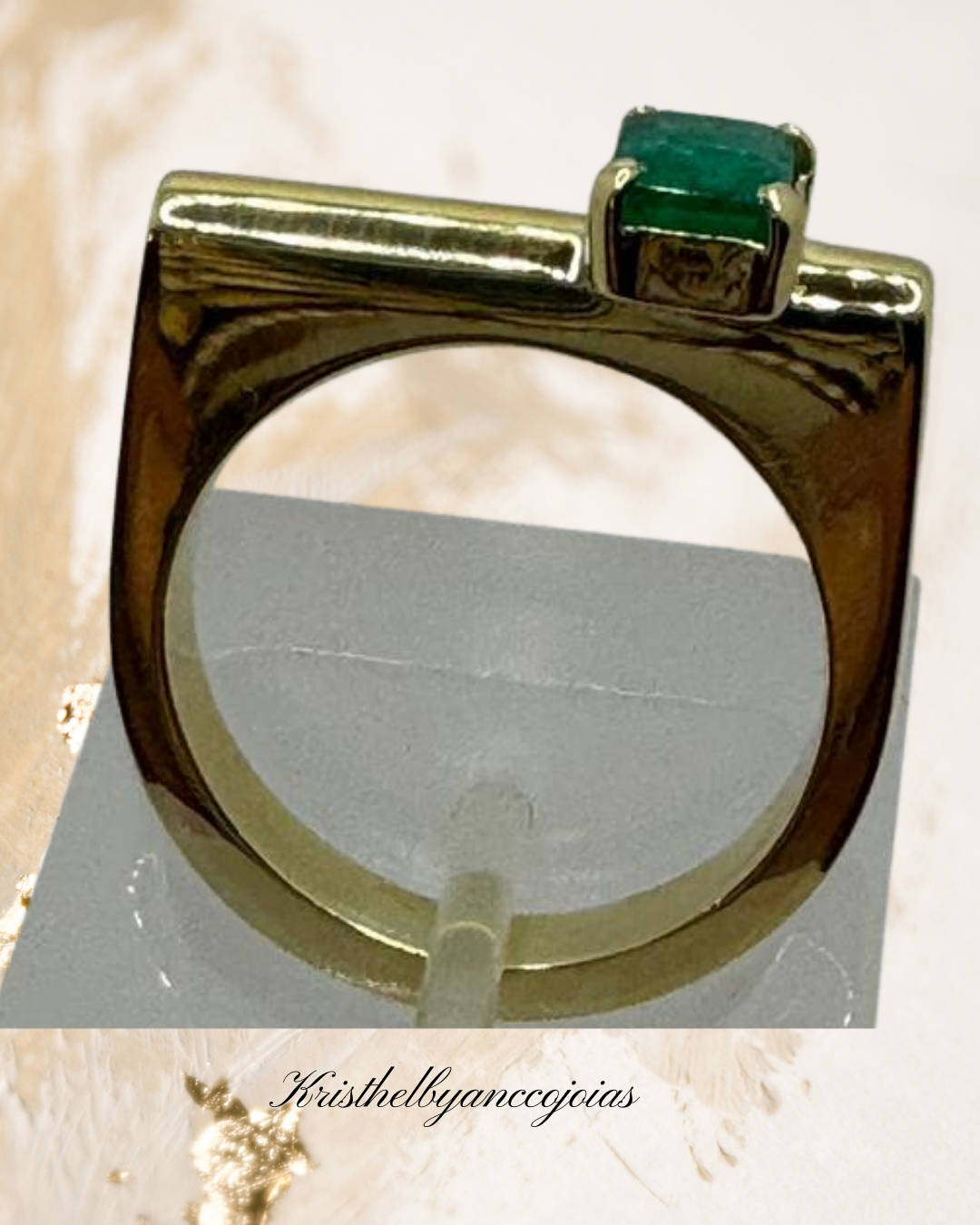 Anel  de esmeralda em formas que revelam arte