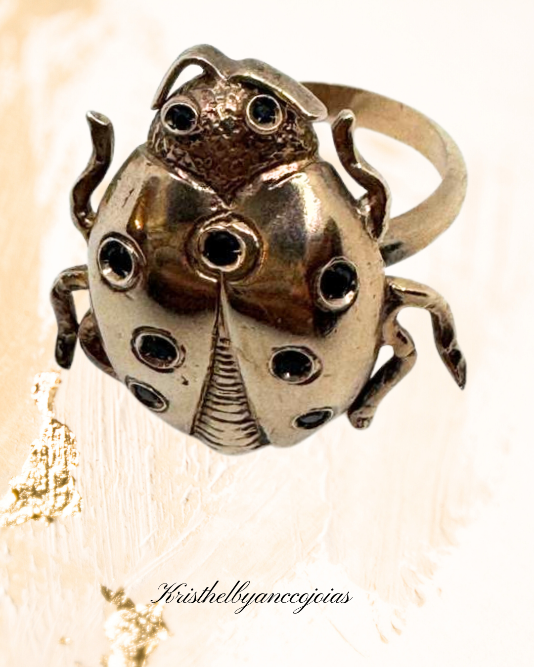 Um anel em prata 950 com banho de ouro rosê, este anel traz uma escultura exclusiva de joaninha, símbolo de sorte, leveza e proteção.