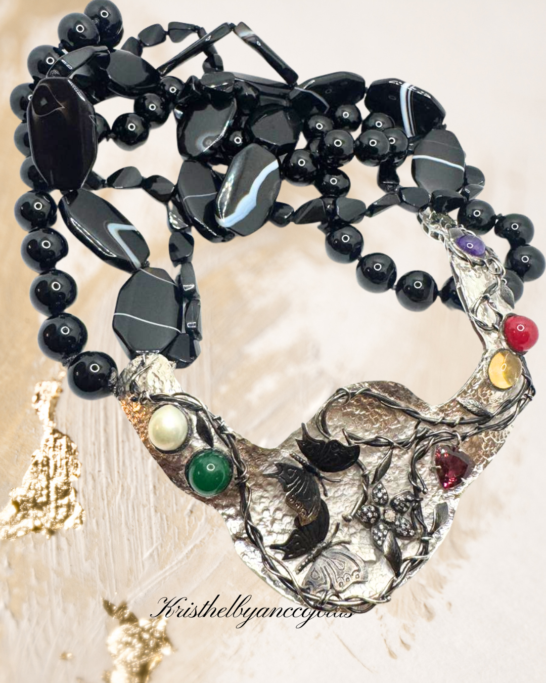 Max colar com o  brilho da prata 950 com banho de ródio se torna a moldura perfeita.