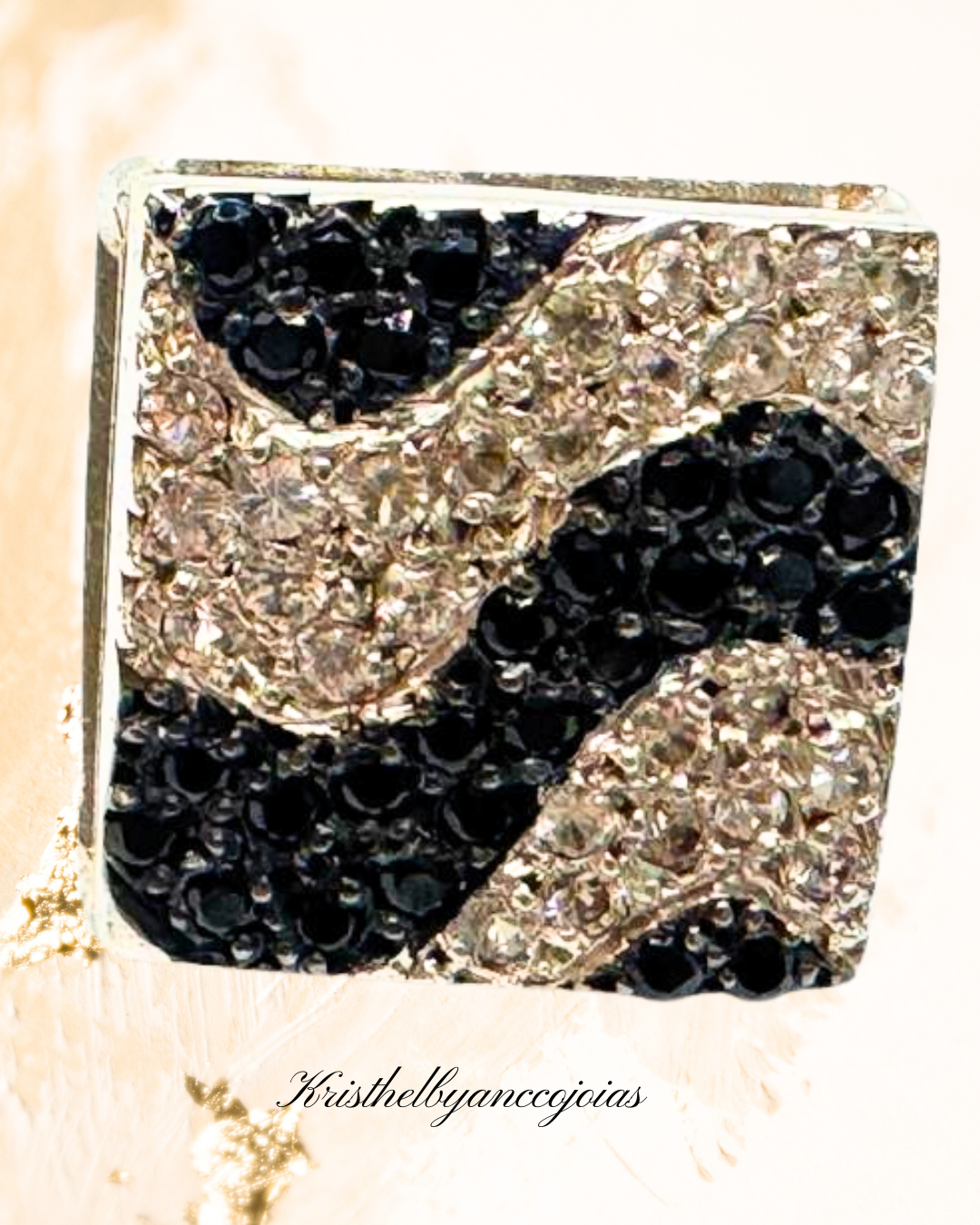   Brincos coleção Copacabana contraste que encanta.