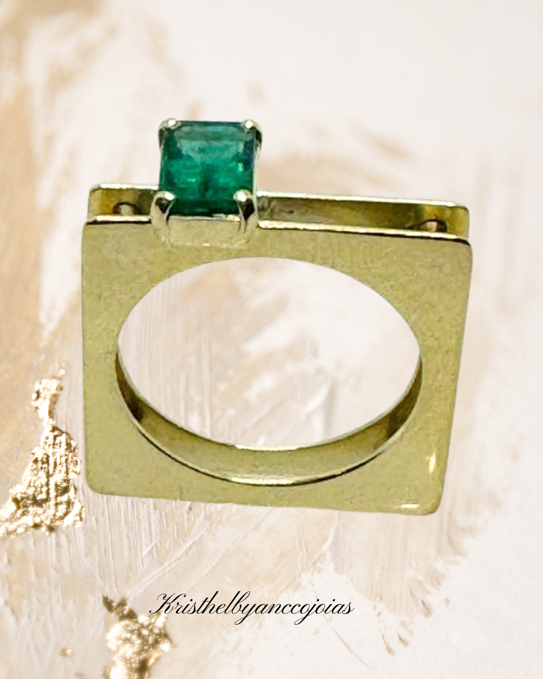 Anel  de esmeralda em formas que revelam arte