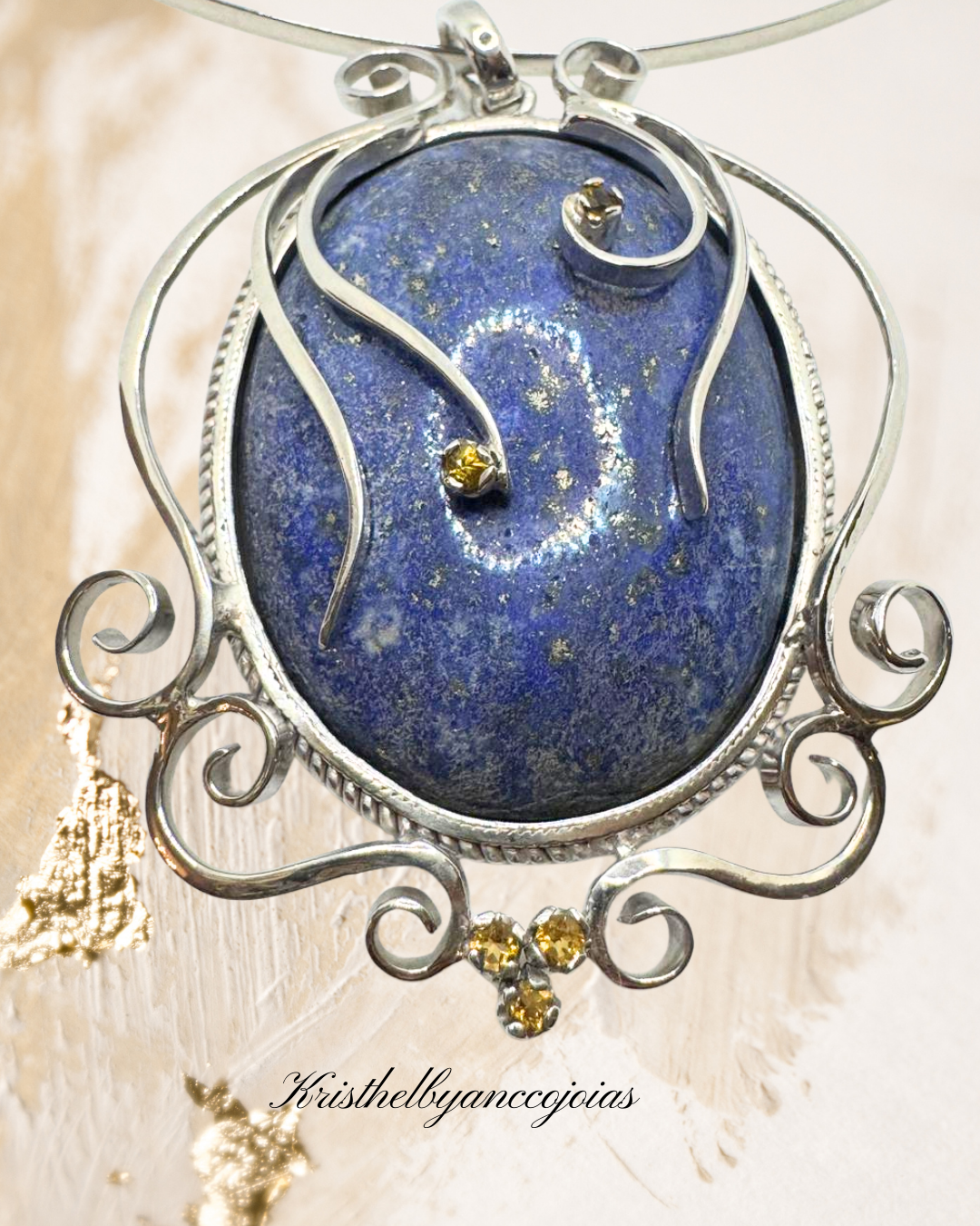 Gargantilha arte esculpida em azul profundo com o clássico camafeu