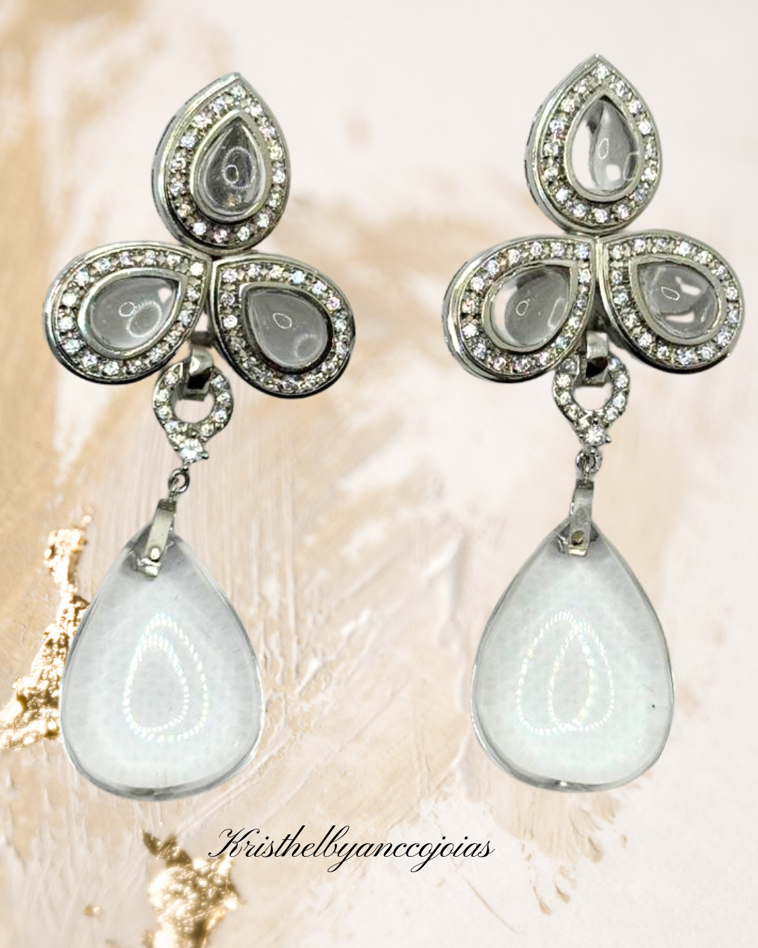 Brincos  em prata 950, estes brincos ganham vida através do cintilar puro dos cristais brancos.