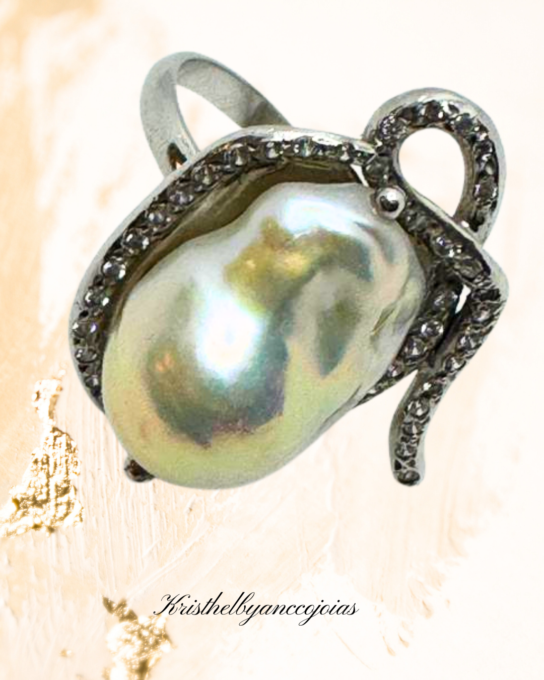 A beleza orgânica da Pérola barroca ganha destaque sobre o brilho delicado dos diamantes.