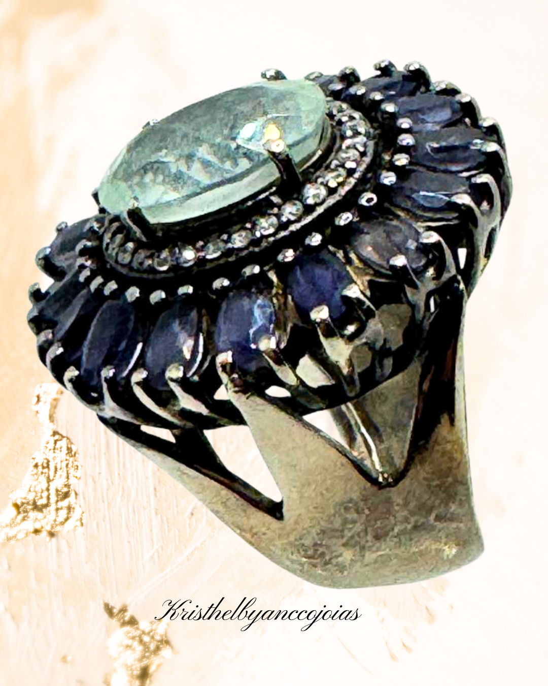 Um anel que combina intensidade e mistério.