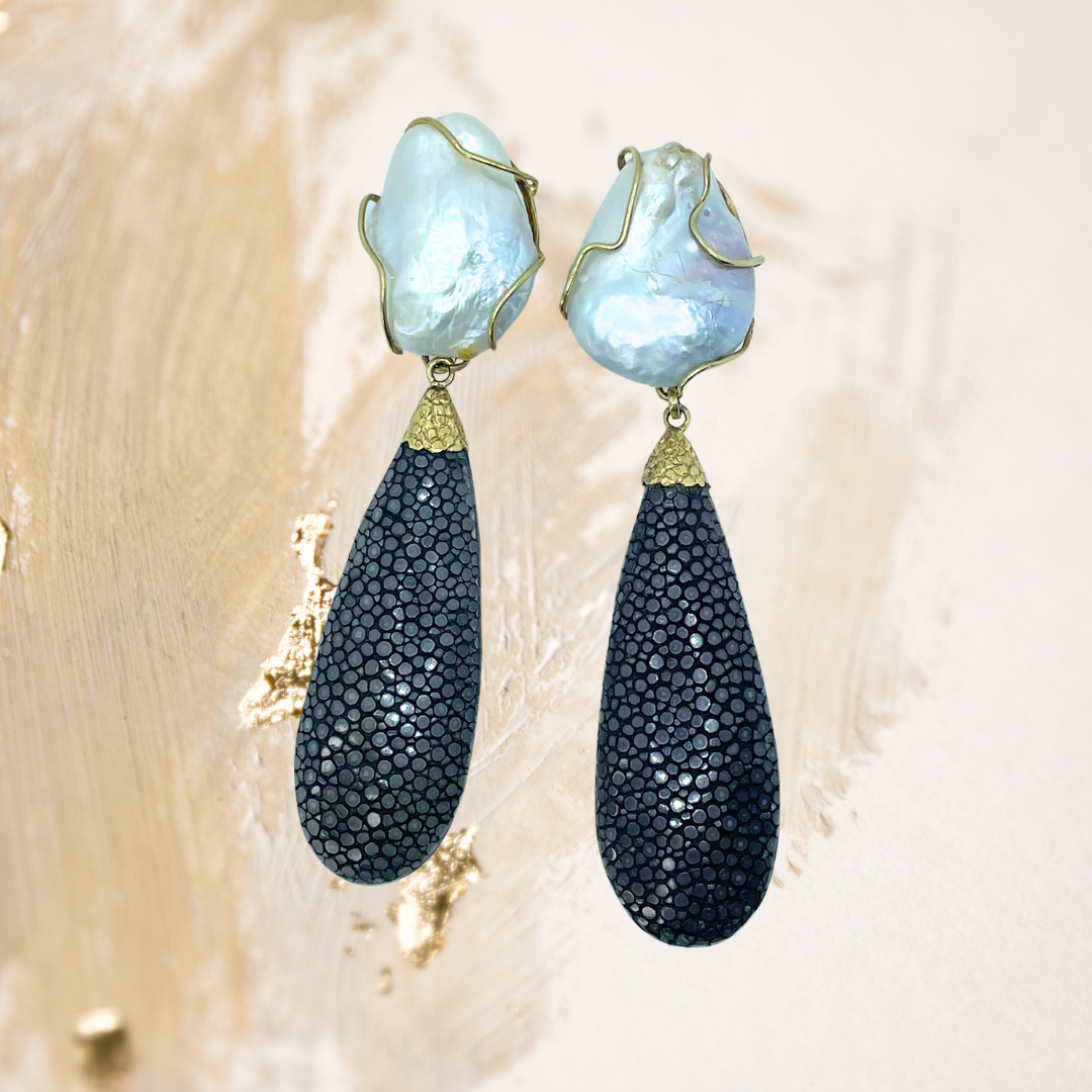 Brinco pérola natural, banho dourado e gotas de Gualuchat